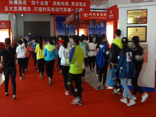 县实验小学部分小学生来永利集团科技展厅开展科普日活动